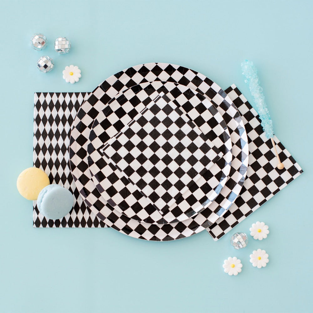 Black & White Checkered Dinner Plates 8ct